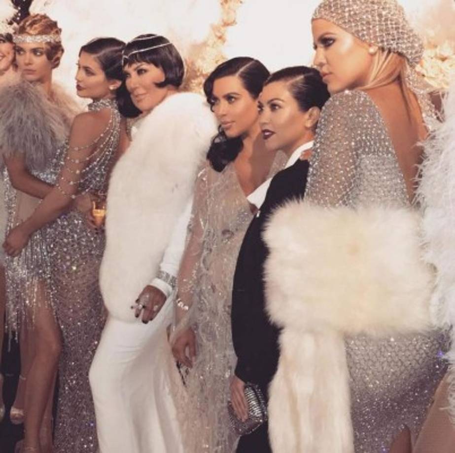 Muy al estilo de la película The Great Gatsby, protagonizada por Leonardo DiCaprio, las estrellas de la serie Keeping Up with the Kardashian celebraron por todo lo alto las seis décadas de vida de Jenner