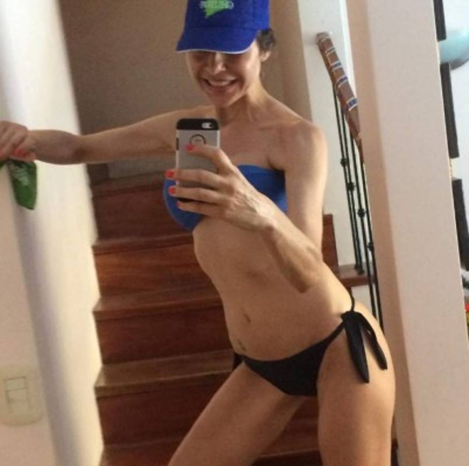 Los cambios que sufrió su cuerpo debido a la enfermedad son notables, pero eso no la acompleja y comparte sexis fotos en bikini. Lorena se muestra agradecida con la vida por salir adelante.