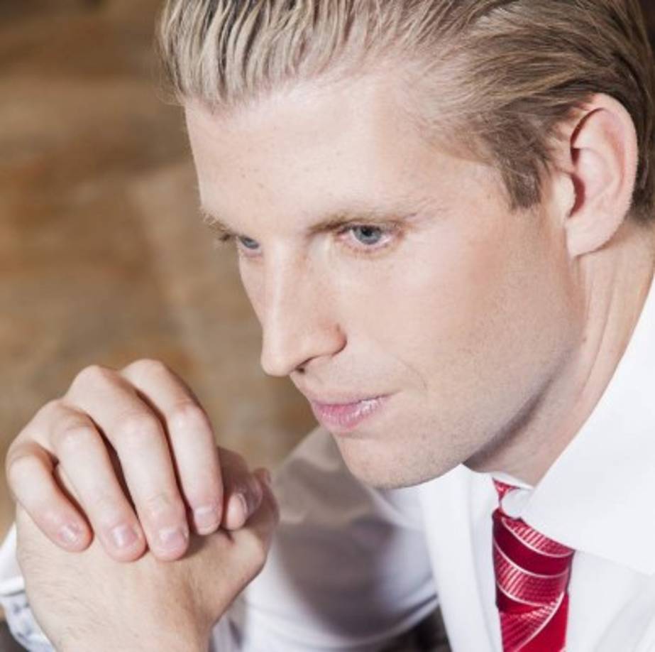Eric Frederick Trump es el tercer hijo del magnate con su exesposa Ivana Trump. El más parecido a su padre, es un empresario y filántropo. Tiene 32 años y está casado.