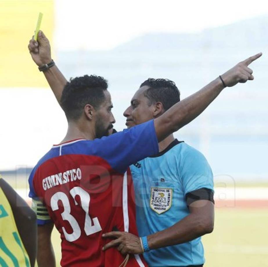 Miguel Castillo, del Gimnástico, cuestiona la decisión del árbitro Gerson Castillo.