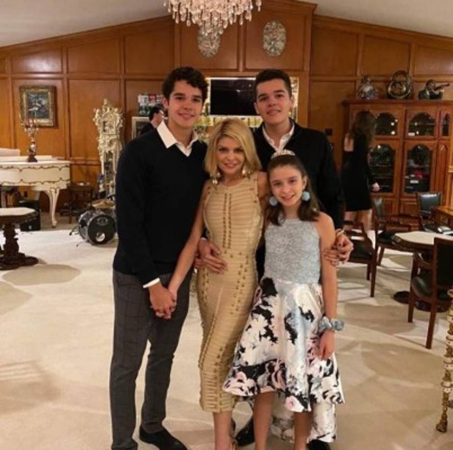 Itatí Cantoral, madre de los gemelos Roberto Miguel y José Eduardo Santamarina Cantoral, y la niña María Itatí Cruz Cantoral, no quiso ocultar con ningún filtró las marcas que dejaron sus embarazos en su cuerpo.