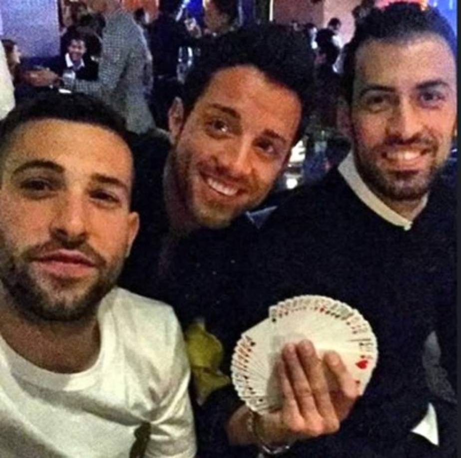 Jordi Alba y Sergio Busquets con el mago Mag Lini.