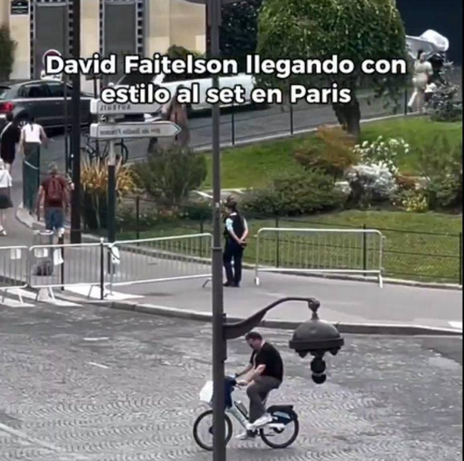 Faitelson llegó montando una bicicleta. Sin embargo, momentos después sería abordado por tres policías.