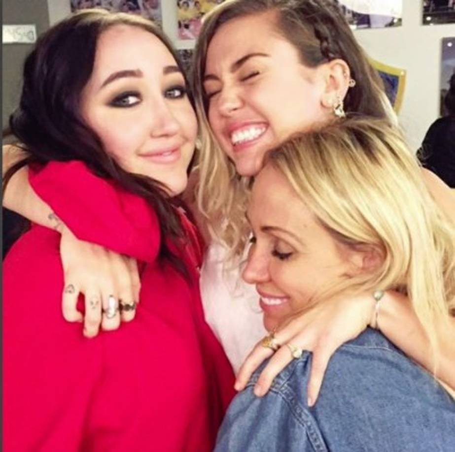 Miley y Noah Cyrus celebraron por partida doble, pues su mamá estaba de cumpleaños.
