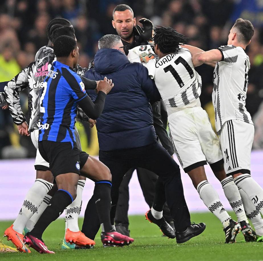 Samir Handanovic también se enfadó con Juan Guillermo Cuadrado quien no se quedó a gusto.