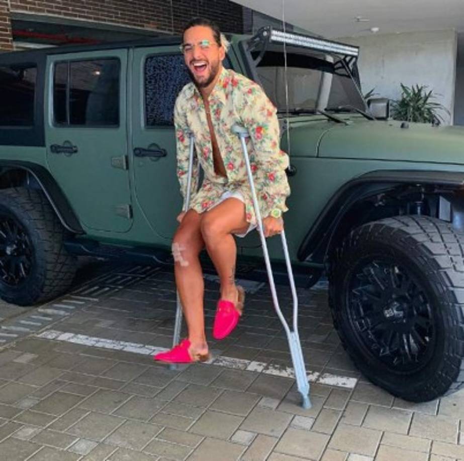 Maluma se recupera de una cirugía en su rodilla, por lo que se esperaba que tuvieran una celebración no tan agitada, aunque las imágenes que circulan muestran todo lo contrario.