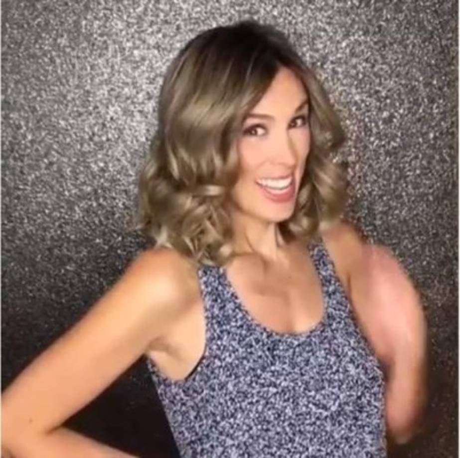 Jacqueline Bracamontes tuvo un difícil comienzo de semana luego que salieran a la luz fotos de su esposo Martín Fuentes, tomado de la mano con otra mujer. Y en su apuesta por mantenerse al margen del escándalo que se ha generado, la presentadora dio a conocer su nuevo 'look'. A través de sus redes sociales, la actriz de 36 años destelló no solo con su sonrisa de oreja a oreja, también con su nueva cabellera rubia, reveló labotana.com.