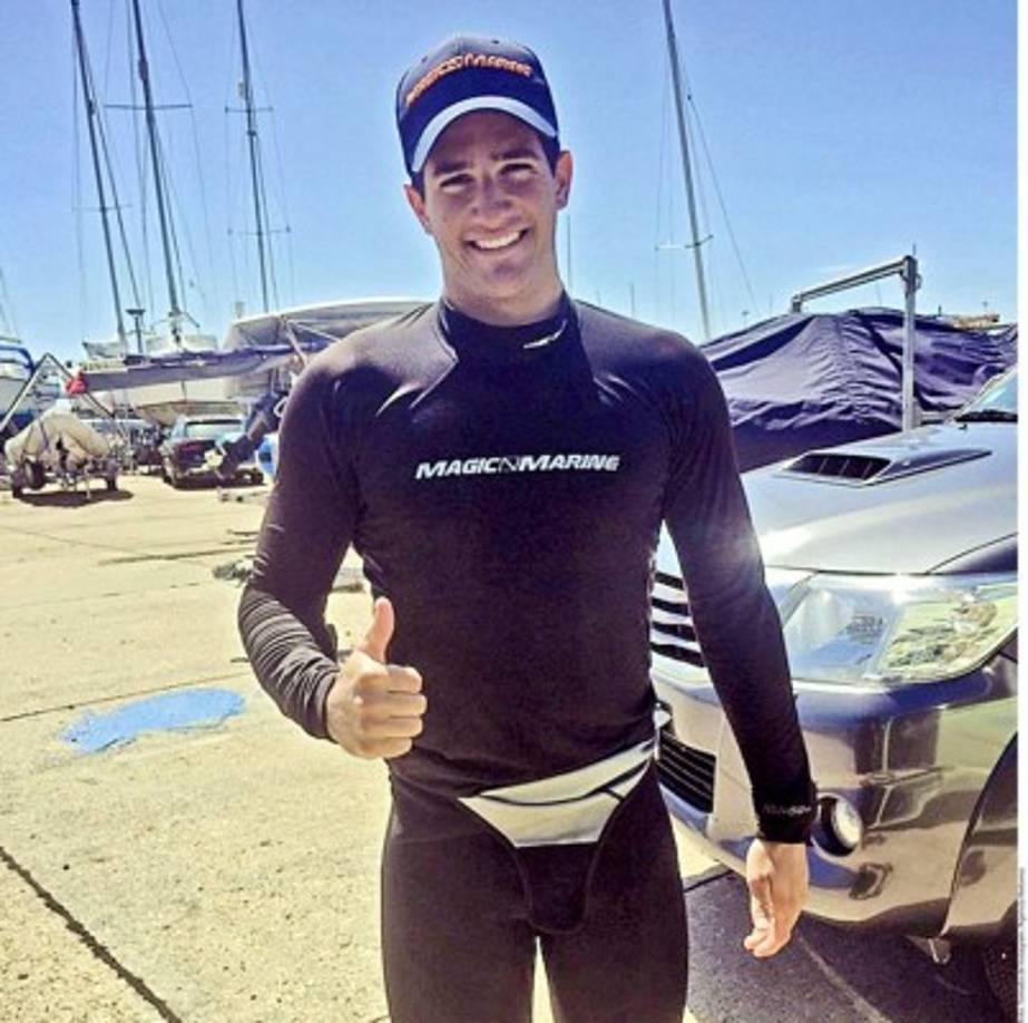 Stefano Peschiera comenzó a navegar a los 8 años y posee varios campeonatos sudamericanos; actualmente estudia en la Universidad de Charleston, la de mayor nivel en su deporte en Estados Unidos.