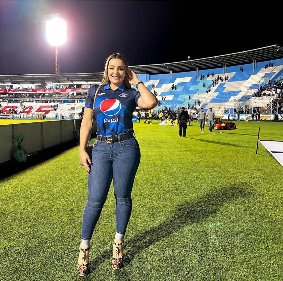 Virginia Varela, esposa de Emilio Izaguirre, director deportivo de Motagua, deslumbró en el estadio Nacional Chelato Uclés durante la ida de la final.