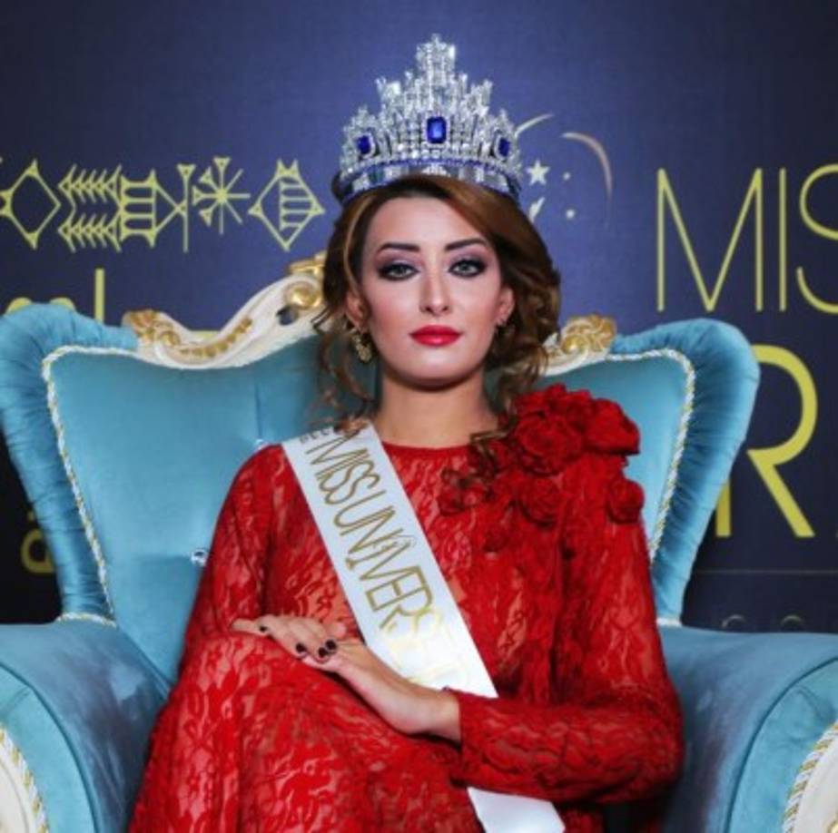 Fue la primera modelo iraquí en competir en el concurso de belleza Miss Universo en 45 años.<br/><br/>El 3 de noviembre, Idan escribió en Facebook sobre lo honrada que estaba de representar a Iraq. 'Es un honor ser la primera que representará a Irak en más de 40 años en Miss Universo 2017', escribió Idan.<br/><br/>Idan ya dejó su marca en el concurso. Un representante del certamen recientemente dijo al IB Times UK , 'Sarah ha tenido un impacto en Miss Universo con su historia con Israel...'.<br/><br/><br/>
