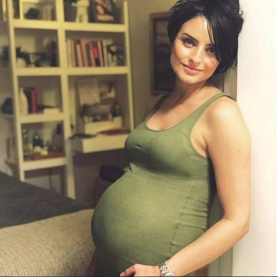 La actriz Aislinn Derbez, hija del comediante Eugenio Derbez, espera su primer hijo junto con su esposo, el también actor Mauricio Ochmann. Aislinn compartió recientemente esta fotografía en su Instagram, en la que luce su avanzado embarazo.