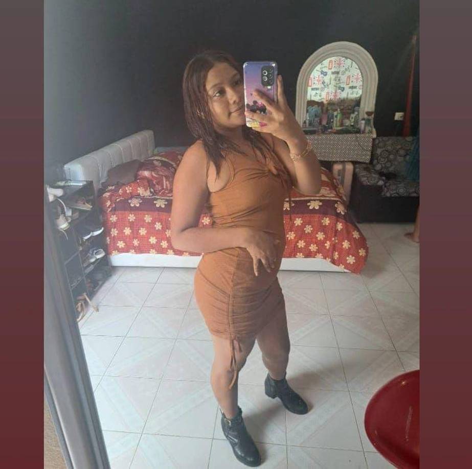 Las mujeres vestían shorts negros y blusas color rosa.