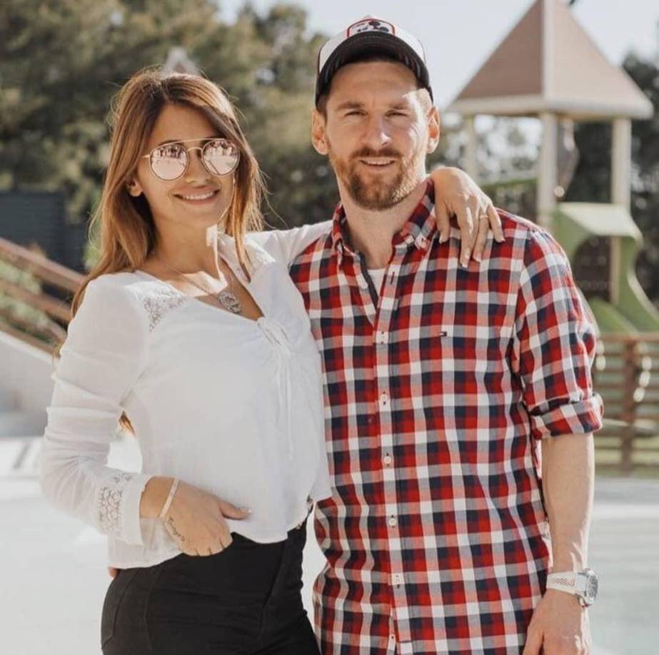 Este verano Messi ha disfrutado de su mansión con su mujer, Antonela Rocuzzo, y sus hijos, Thiago, Mateo y Ciro; y sus amigos Cesc Fàbregas y Luis Suárez. 
