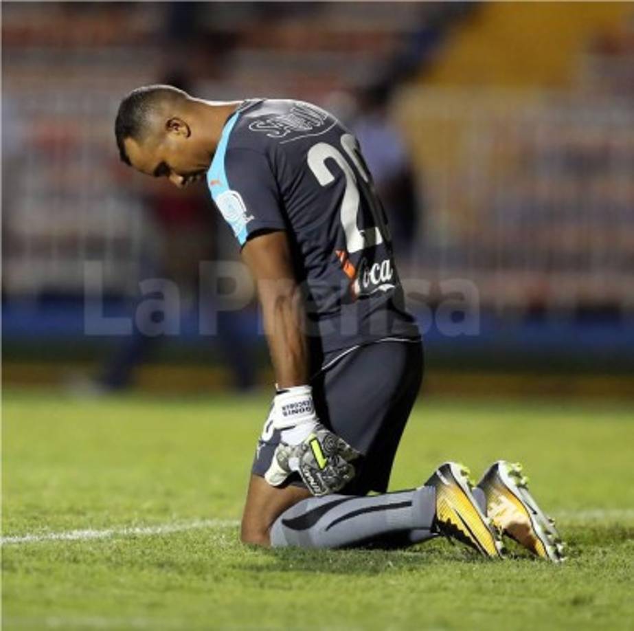 Donis Escober, se lamenta tras encajar el gol de Yustin Arboleda.