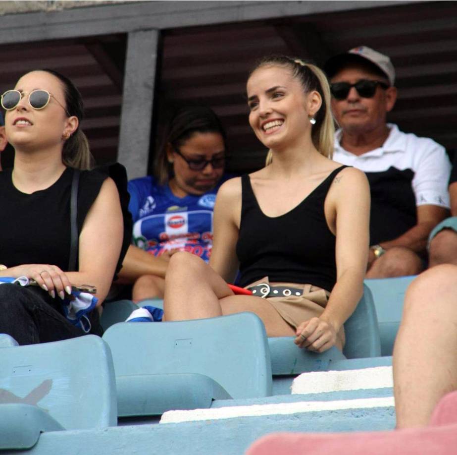 Estas dos bellezas disfrutaron del partido entre Victoria y Motagua en el estadio Ceibeño.