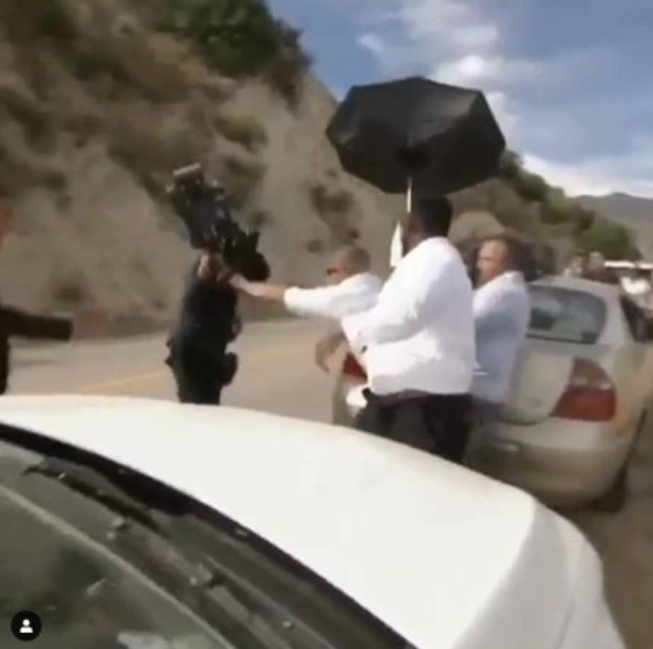 En las afueras de la iglesia en Pasadena, California, los fans y medios de comunicación se aglutinaron para obtener imágenes de la boda de 'Chiquis', sin embargo fueron echados fuera del lugar con empujones e insultos.