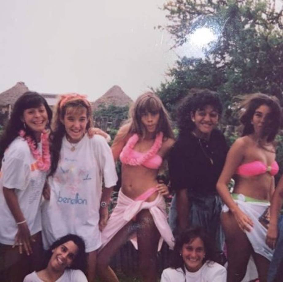 Entre las imágenes que subió se encuentra de un día soleado, y quizás su primer foto en traje de baño a principio de los años noventa.