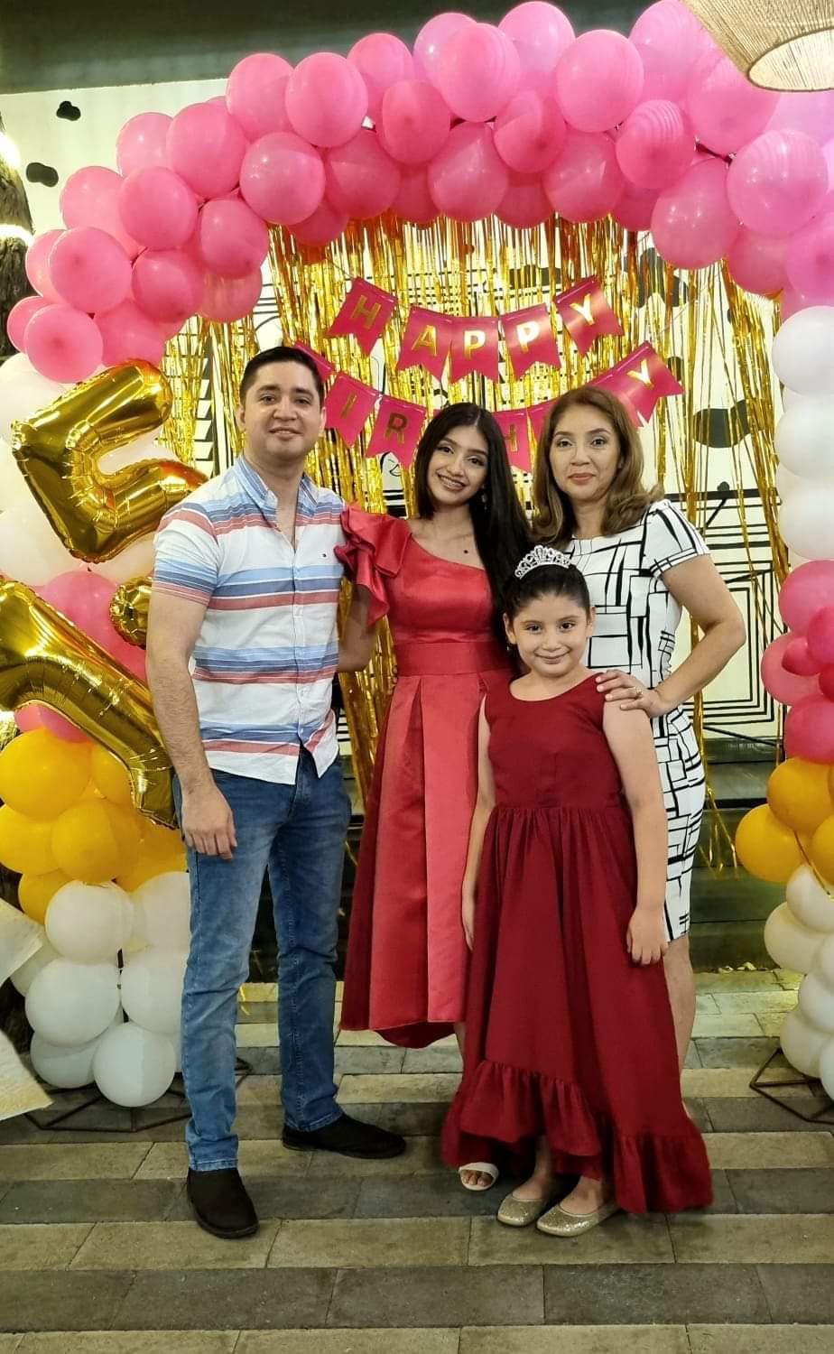 Sofía Hernández Salinas celebra sus quince primaveras junto a sus seres queridos