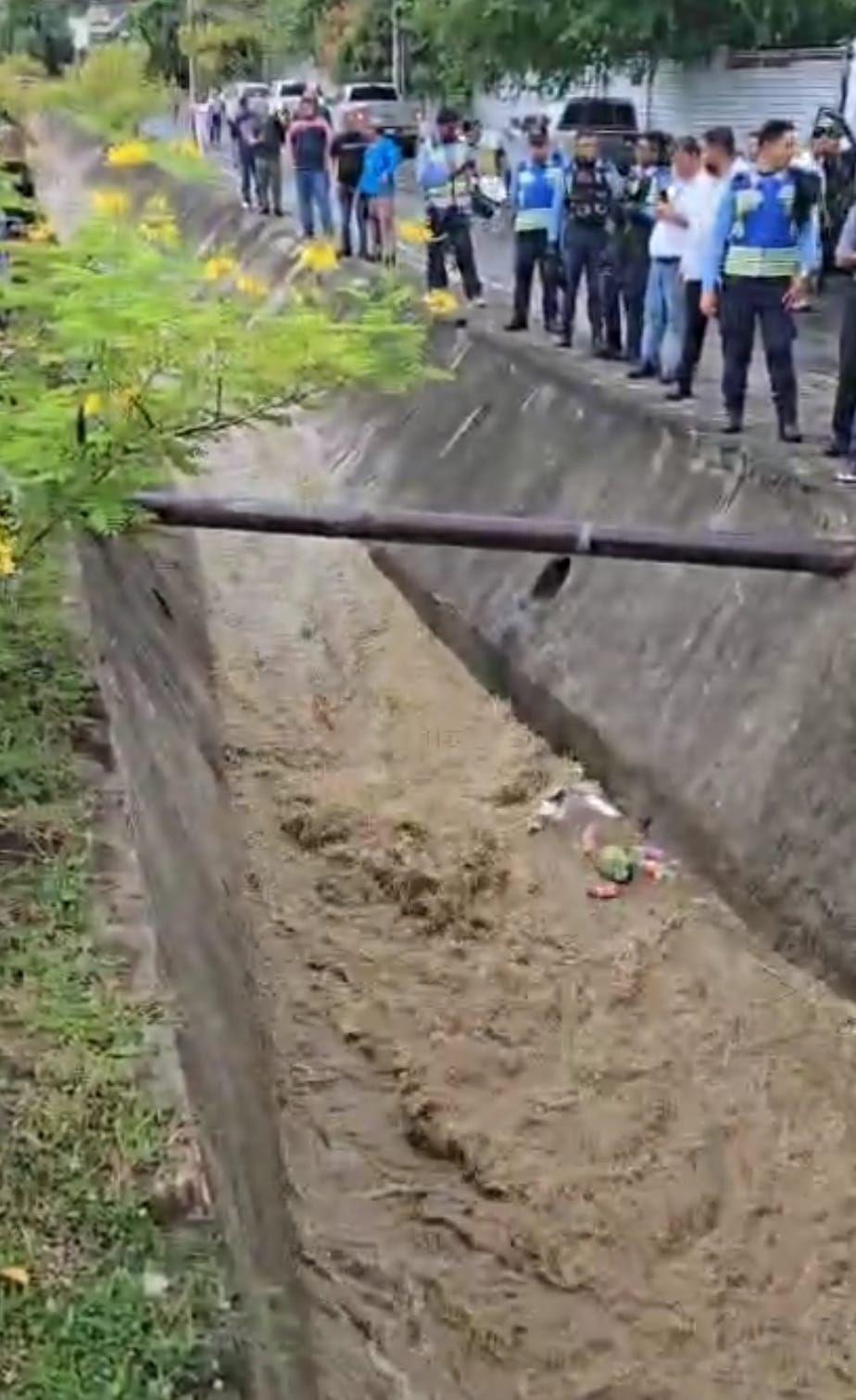Ellos son el niño y el policía arrastrados por corriente de agua en San Pedro Sula