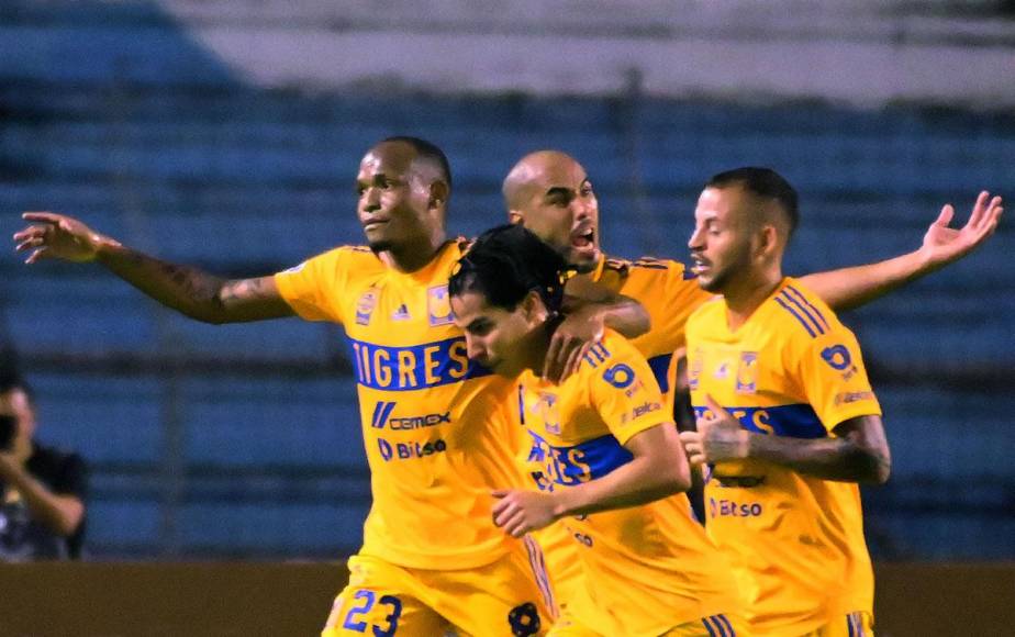 Jugadores de Tigres celebrando el gol del colombiano Luis Quiñones ante Motagua.