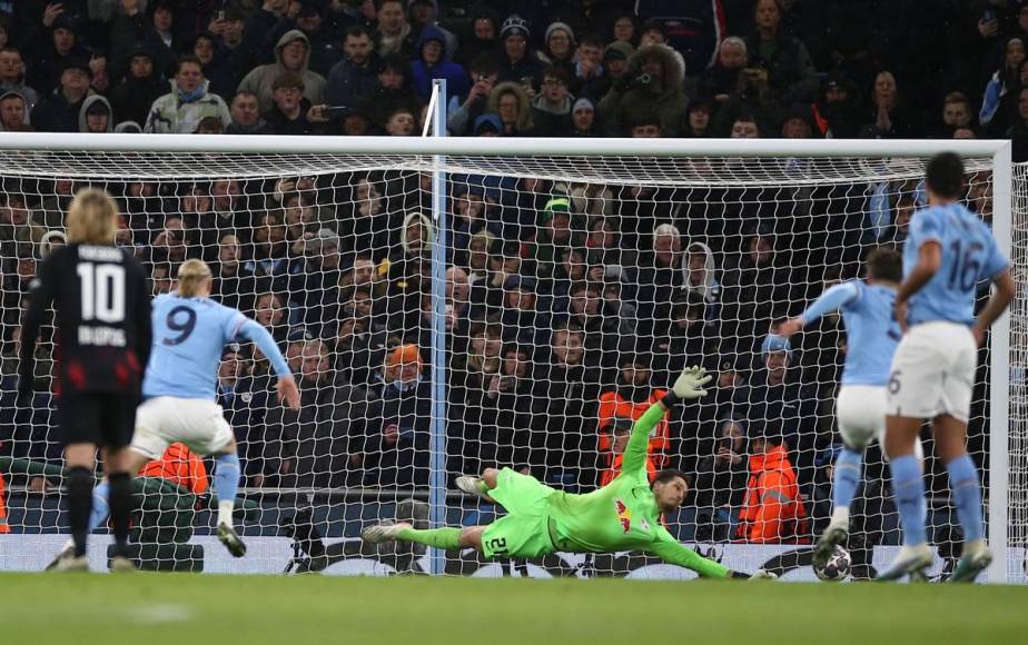 Erling Haaland abrió su cuenta goleadora en el juego con este lanzamiento de penal que significó el 1-0 del Manchester City.
