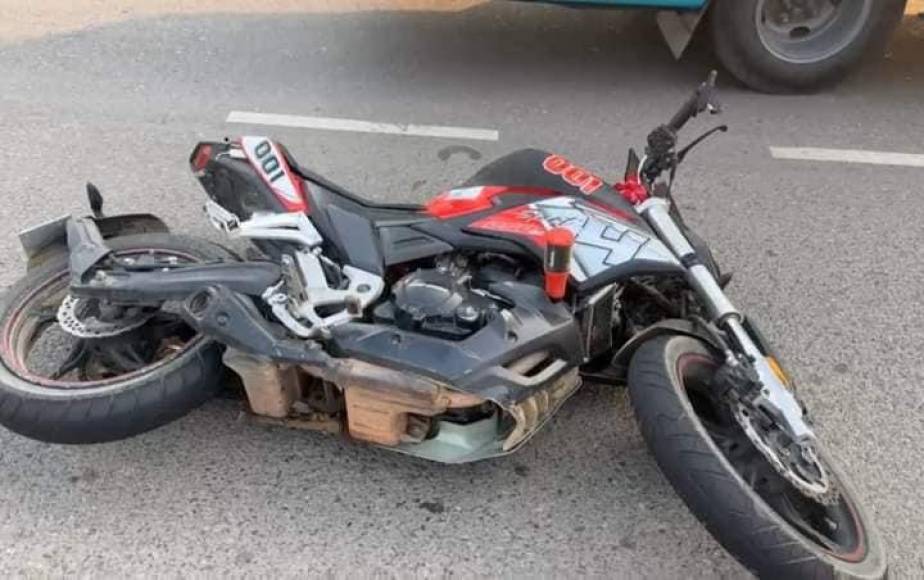 La motocicleta en la que se movilizaba quedó a varios metros de donde yacía el cadáver sin vida del joven. 