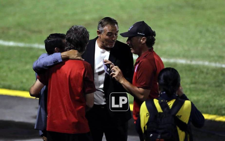 ‘La Tota’ Medina y Pedro Troglio estuvieron charlando por un rato antes del inicio del partido.