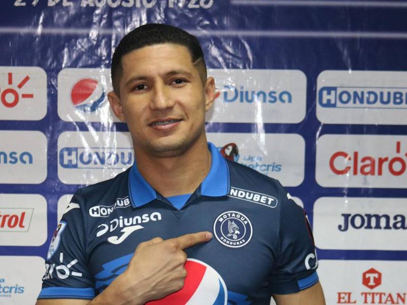 Héctor Castellanos posando con la camiseta del Motagua.