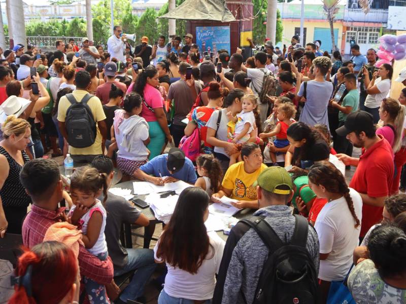 Migrantes permanecen en un parque público a la espera de arreglar su situación migratoria, hoy en la Ciudad de Tapachula en el estado de Chiapas (México)