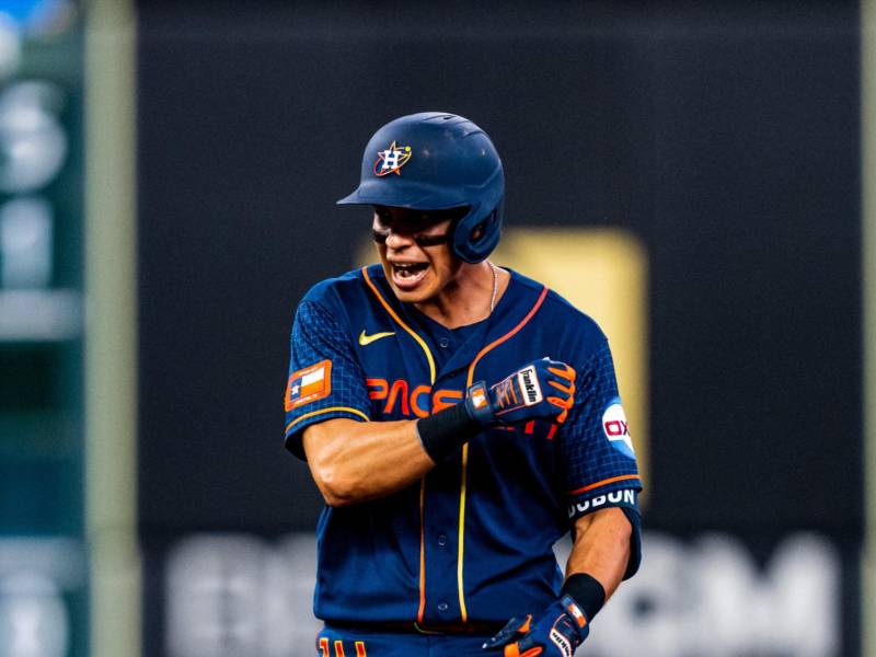 Mauricio Dubón celebrando con euforia uno de sus hits.