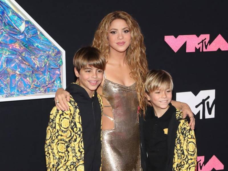 Shakira junto a sus dos hijos en la reciente entrega de los premios MTV.