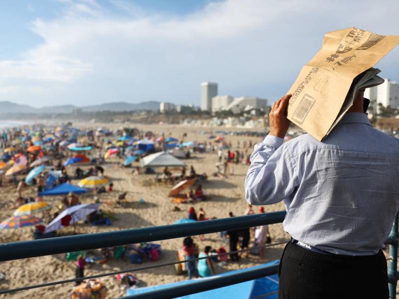 Los californianos se refugian en las playas del calor extremo que azota el oeste de Estados Unidos.