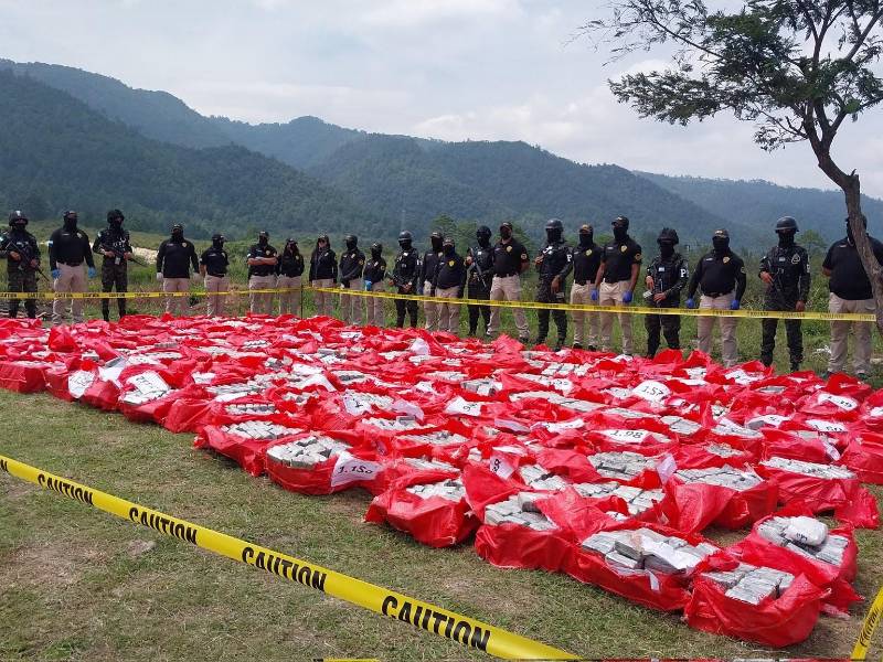 En 10 meses de 2024 se han decomisado 21,401 kilos de cocaína y 500,000 arbustos de coca en diferentes operaciones, según autoridades hondureñas.
