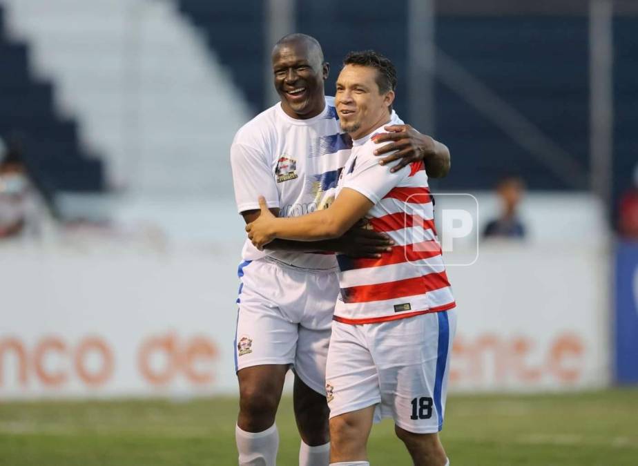 ‘El Demonio‘ Bennett celebrando su gol con Jesús Alberto Navas.
