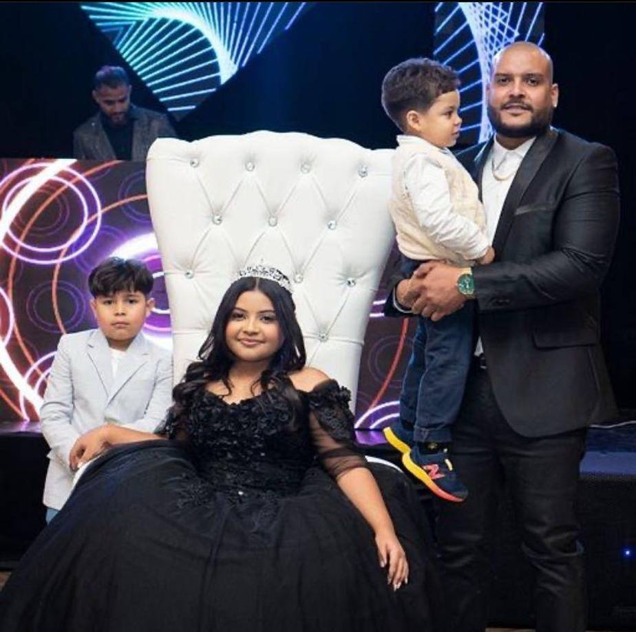 En redes sociales ha compartido un momento especial ya que su hija llegó a los 15 años. 