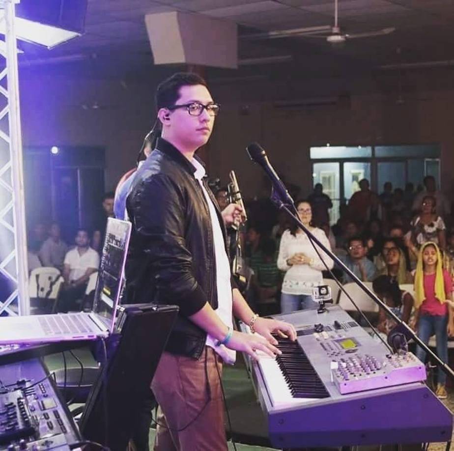 Tras finalizar su sexto año, con mucho esfuerzo, ingresó a la escuela de música Victoriano López para continuar su formación artística, al tiempo que cursaba sus estudios de secundaria.