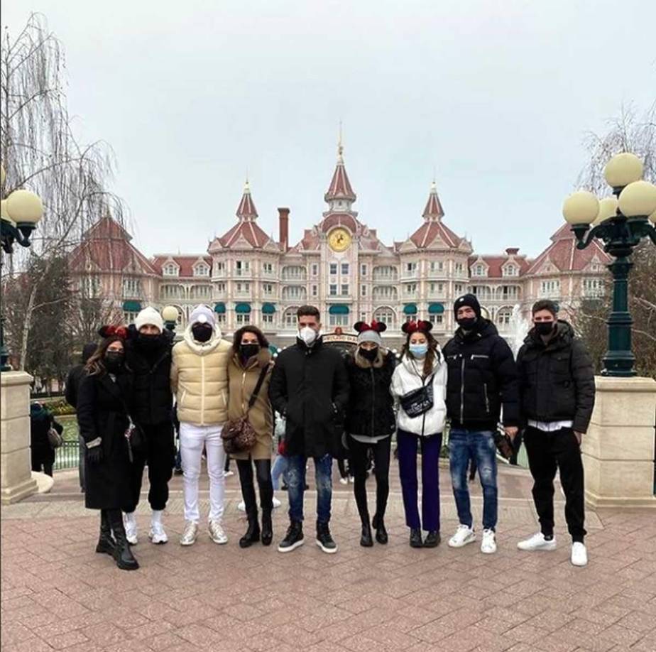 Zinedine Zidane, ex entrenador del Real Madrid, paseando por Disneyland Paris con su familia.