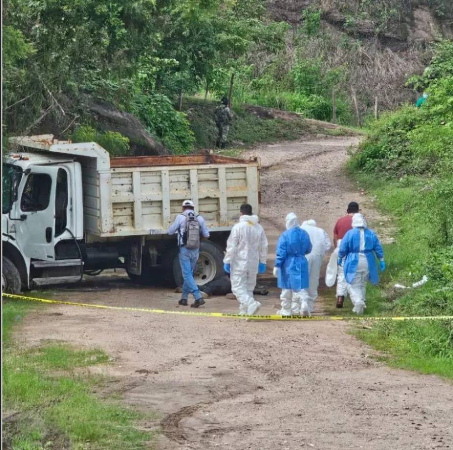 Asimismo, todos eran hombres, vestían chalecos tácticos y algunos portaban armas de fuego.