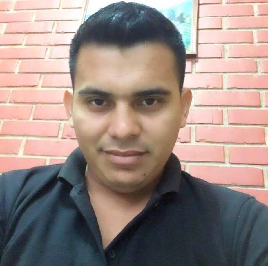 De pronto, fueron interceptados por unos sujetos armados que, sin mediar palabras, les dispararon hasta matarlos.