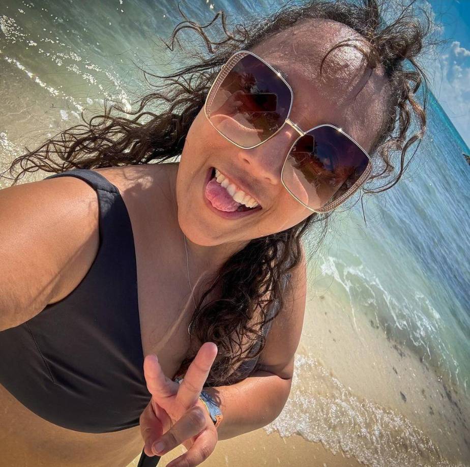 “Dicen que el mar cura, pues yo hoy le agradecí y le pedí por todos los que han sostenido mi mano cuando mi sonrisa se ha escapado, por los que me han escuchado horas hablando de lo mismo, han secado mis lágrimas y han tomado fuerte mi mano al paso. Le agradecí por la paz y el amor que siento. Soy muy afortunada”, escribió al pie de su publicación. 