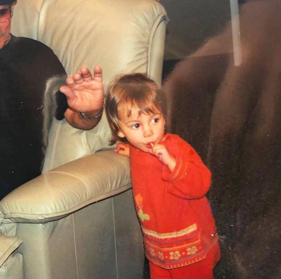 MAR nació en los Estados Unidos pero por las venas de la joven cantautora corre con fuerza la sangre y el calor latino. México está en ella por su padre y Cuba por su madre.