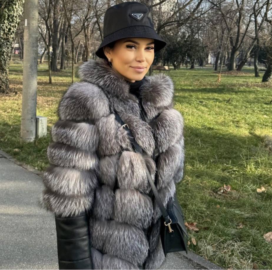 En un último gesto, Anca llevó a cabo una campaña de crowdfunding, compartiendo un número de cuenta para que sus seguidores pudieran ayudar a costear su tratamiento. La campaña fue destacada por el medio español El Norte de Castilla, que resaltó su determinación y la generosidad de su comunidad de seguidores.