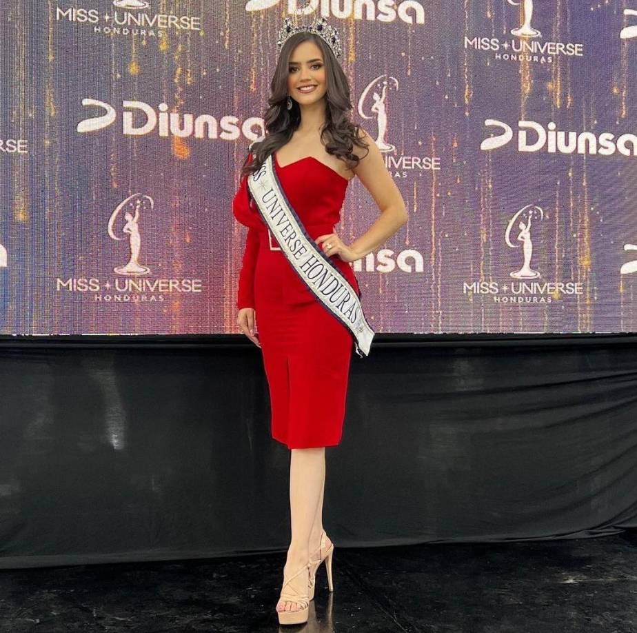 La bella modelo mencionó que cosas lindas se llevarán al certamen, a demás de que serán diseños auténticos de Yoyo, y que estén pendientes de sus redes. El diseñador Barrientos siempre se ha caracterizado por diseñar prendas que resaltan la belleza de sus modelos, así que se espera que zu luzca despampanante en el certamen.