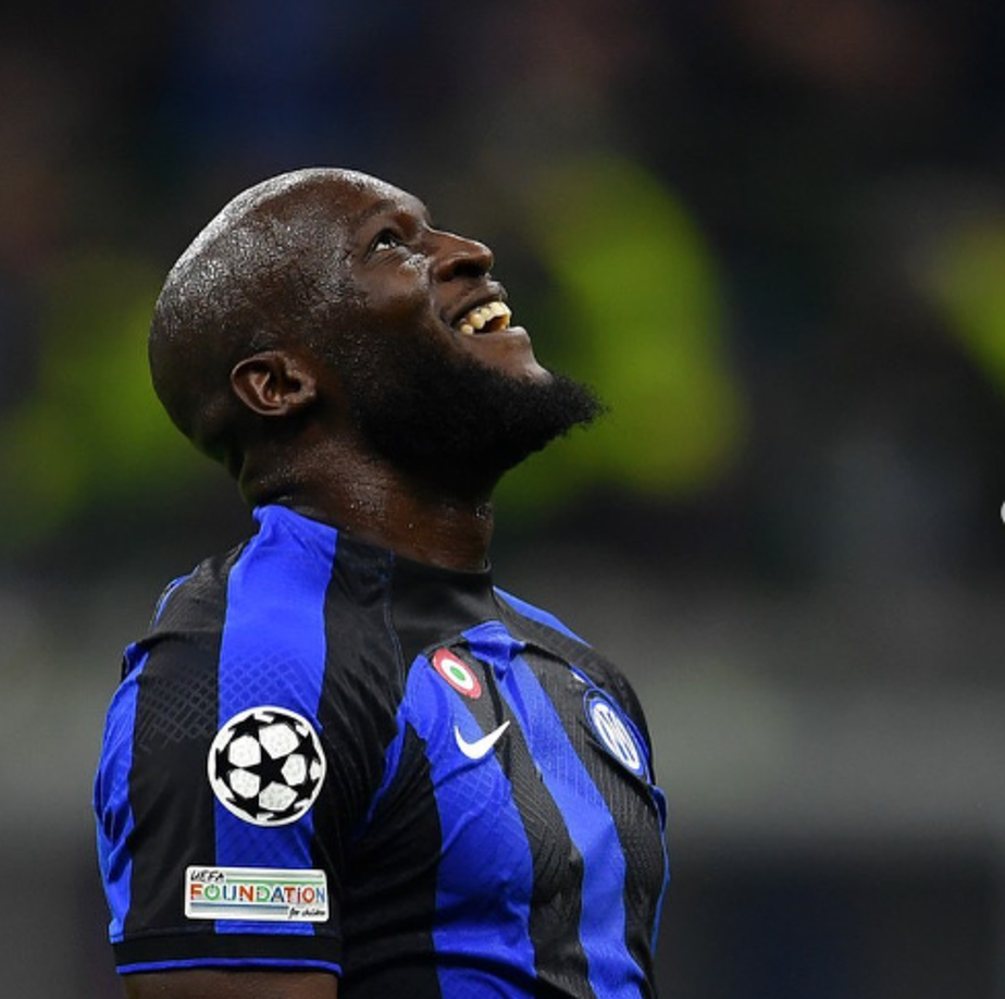 Asimismo informan que el Chelsea está pidiendo 40 millones de euros por Romelu Lukaku,sin embargo el Inter planea ofrecer 5 millones por la cesión + 30 por su traspaso.