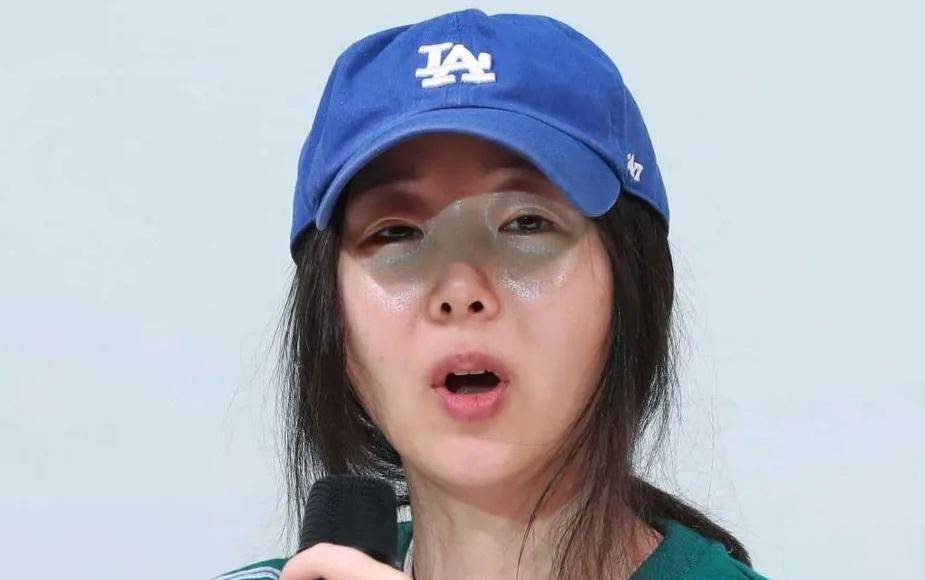  Min Hee aseguró en dicha conferencia de prensa que HYBE violó su privacidad al exponer públicamente sus conversaciones con un chamán por medio de la aplicación surcoreana, similar a whatsapp, KakaoTalk. Donde expone sus pensamientos e inquietudes normales sobre la compañía, sus jefes, el futuro de New Jeans y por supuesto, BTS, puesto que son conversaciones que sostuvo con una persona de su entera confianza.