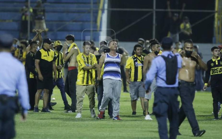 Aficionados del Real España y Marathón provocaron la suspensión del clásico sampedrano tras penosos disturbios en el estadio Morazán.