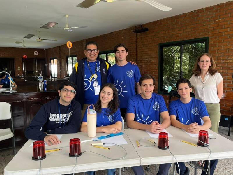Equipo Varsity: Campeón Centroamericano 2025. De izquierda a derecha: Anuar Boadla, Ivanna Gonzalez, Alec Farach y Gabriel Yacamán. De pie. Vince Hernández (Líder Académico), Vittorio Abufele y Jessica Bowen (Consejera Universitaria).