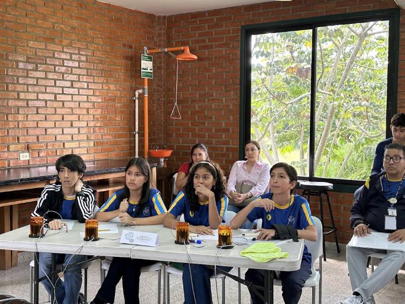 Equipo Junior Varsity: Subcampeones 2025. De izquierda a derecha, Héctor Valle, María Ángel Matute, María Paula Matute, y Adrián Maalouf.