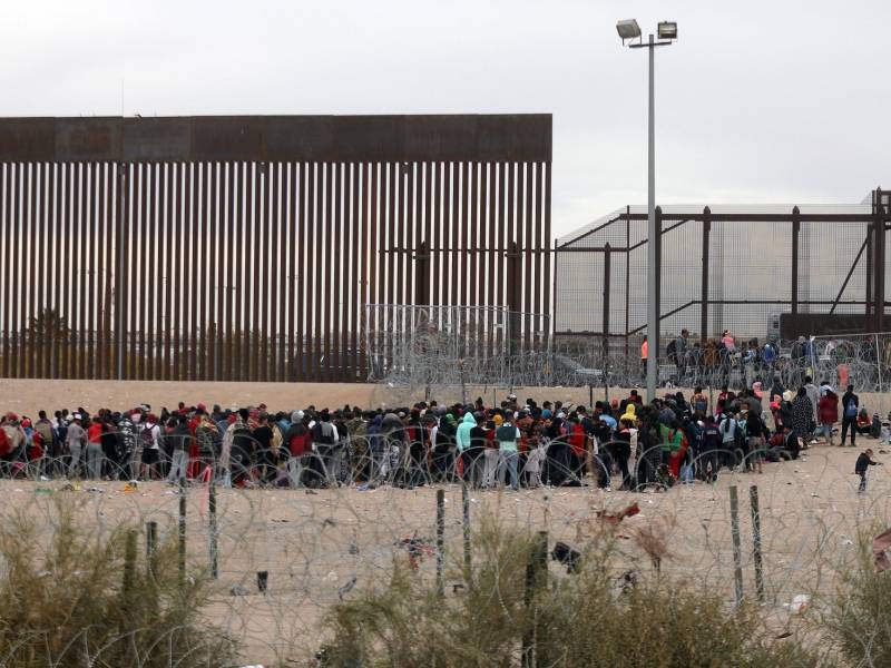 Los cruces masivos en la frontera han ido en aumento en los últimos días desatando una nueva crisis migratoria.
