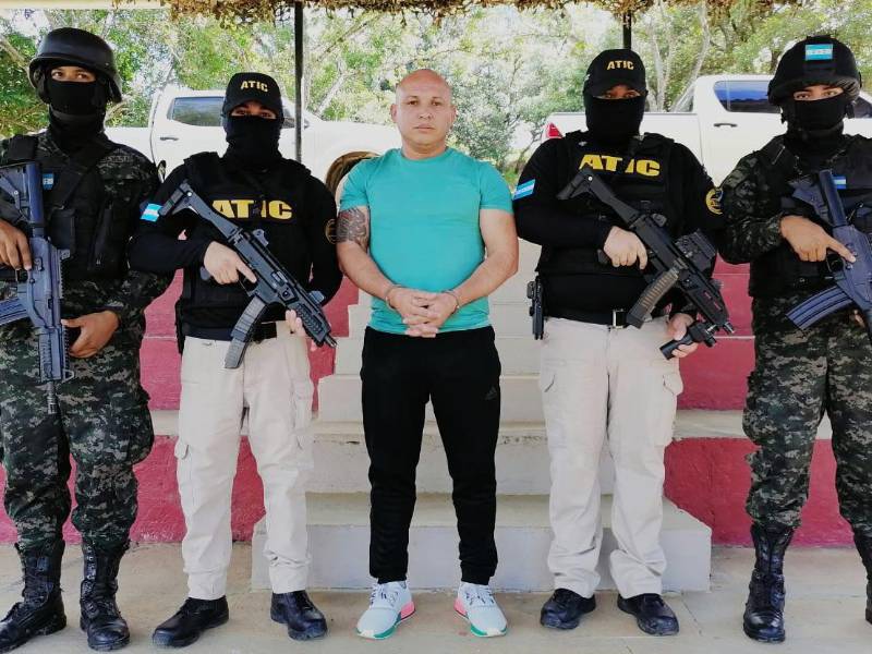 El alcalde hondureño Pedro Armando Aguilar fue detenido este lunes por elementos de la Agencia Técnica de Investigación Criminal (Atic) por el presunto delito de asociación para delinquir y el asesinato de cuatro personas en 2019, informó el Ministerio Público.